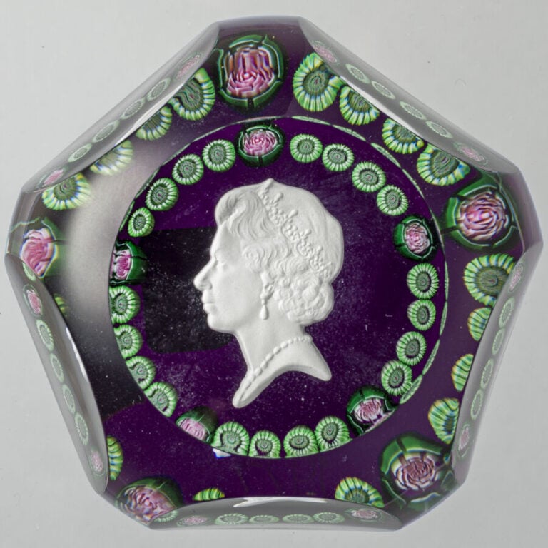 Baccarat. Presse-papiers « Jubilé Elisabeth II » daté 1977, à fond violet trans…
