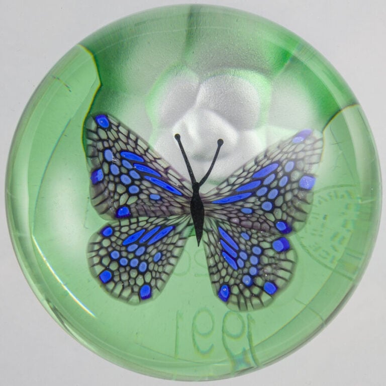Baccarat. Presse-papiers « Papillon sur fleur de camélia » signé et daté B 1991…
