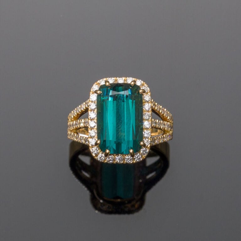 BAGUE ovale en or gris (750‰) ajouré, serti d'une tourmaline verte de forme cou…