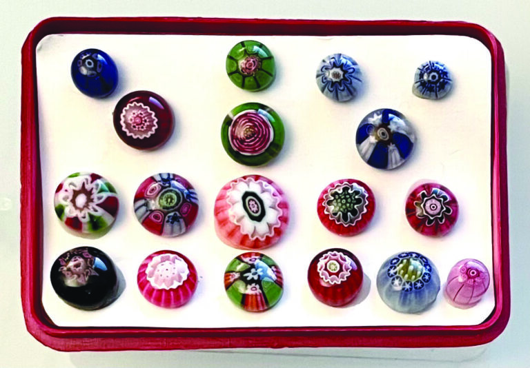 Boite de dix huit bonbons de Clichy dont une rose verte et rose