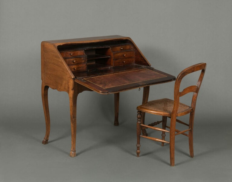 Bureau dos d'âne en noyer et placage ouvrant à un abattant découvrant un platea…