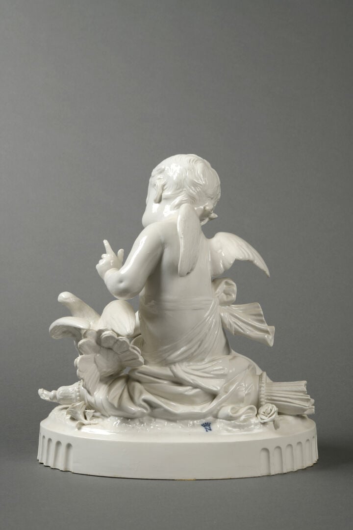 CAPODIMONTE - Groupe sculpté en porcelaine émaillée blanche figurant l'Amour jo…