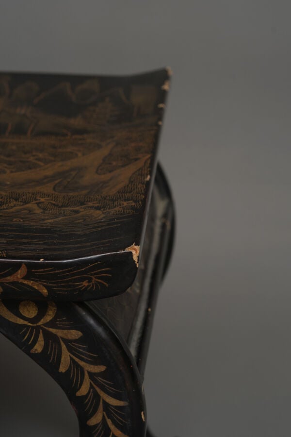 CHINE - Fin XIXème , début XXème siècle - TABLE PLIANTE EN LAQUE AVEC MOTIF EN…
