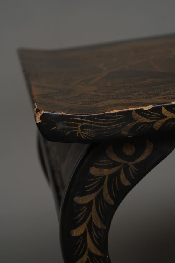 CHINE - Fin XIXème , début XXème siècle - TABLE PLIANTE EN LAQUE AVEC MOTIF EN…