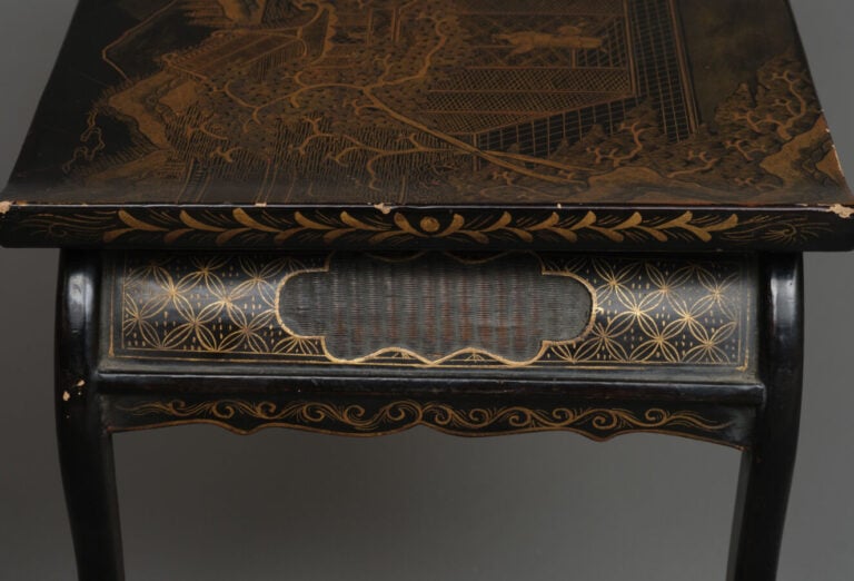 CHINE - Fin XIXème , début XXème siècle - TABLE PLIANTE EN LAQUE AVEC MOTIF EN…