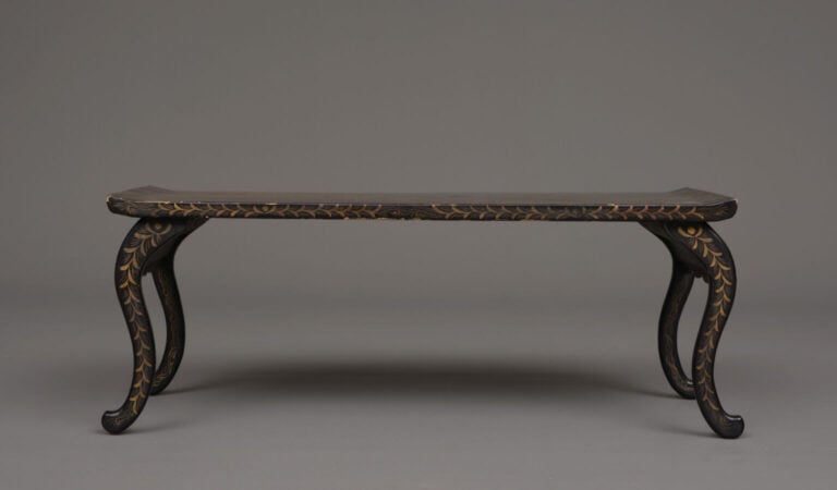 CHINE - Fin XIXème , début XXème siècle - TABLE PLIANTE EN LAQUE AVEC MOTIF EN…
