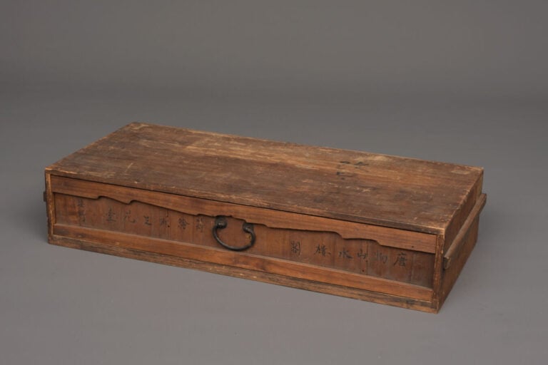 CHINE - Fin XIXème , début XXème siècle - TABLE PLIANTE EN LAQUE AVEC MOTIF EN…