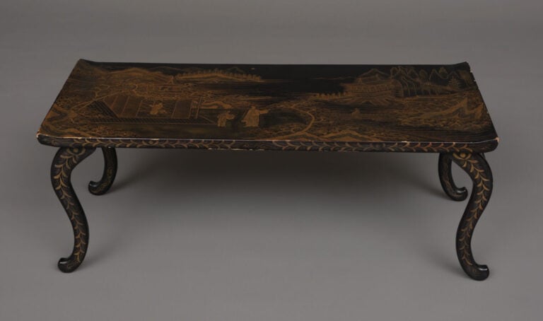 CHINE - Fin XIXème , début XXème siècle - TABLE PLIANTE EN LAQUE AVEC MOTIF EN…