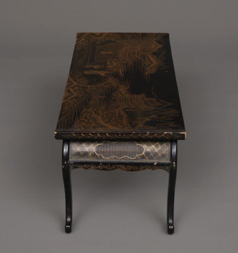 CHINE - Fin XIXème , début XXème siècle - TABLE PLIANTE EN LAQUE AVEC MOTIF EN…