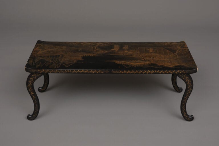 CHINE - Fin XIXème , début XXème siècle - TABLE PLIANTE EN LAQUE AVEC MOTIF EN…