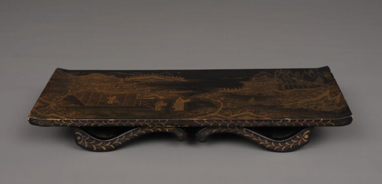 CHINE - Fin XIXème , début XXème siècle - TABLE PLIANTE EN LAQUE AVEC MOTIF EN…