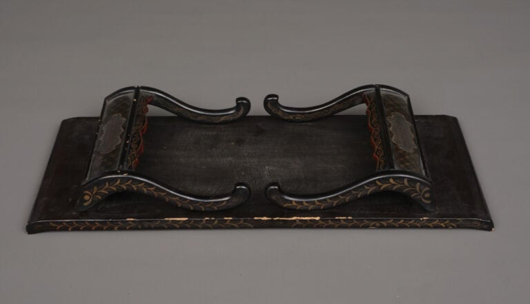 CHINE - Fin XIXème , début XXème siècle - TABLE PLIANTE EN LAQUE AVEC MOTIF EN…