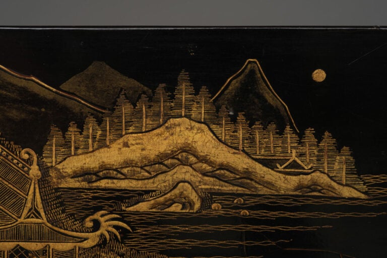 CHINE - Fin XIXème , début XXème siècle - TABLE PLIANTE EN LAQUE AVEC MOTIF EN…