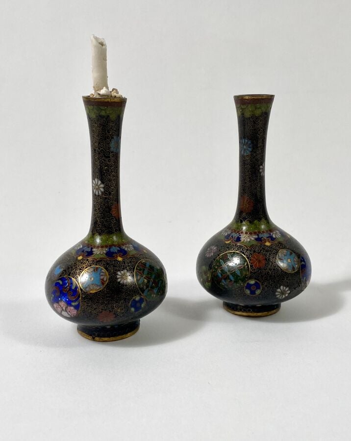 CHINE.Paire de petits vases en cloisonné (accident à l'un des vases), - Hauteur…