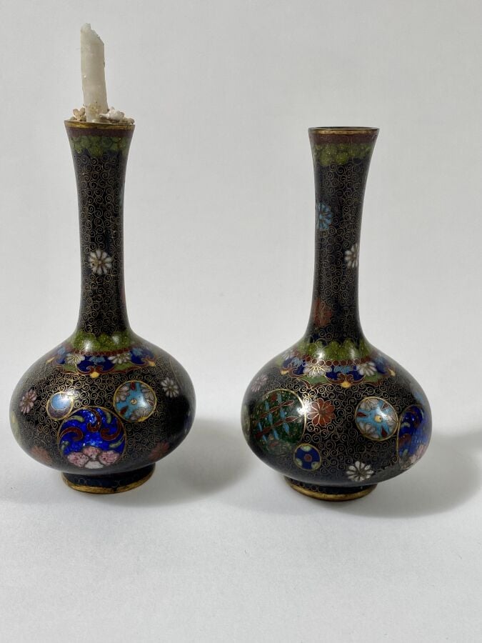 CHINE.Paire de petits vases en cloisonné (accident à l'un des vases), - Hauteur…