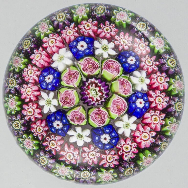 Clichy. Presse-papiers à décor de millefiori formé de quatre cercles concentriq…