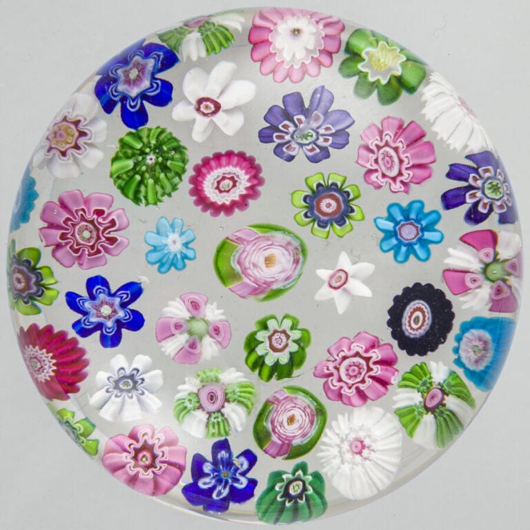 Clichy. Presse-papiers à motif de millefiori de bonbons polychromes dont deux r…