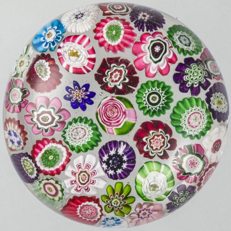 Clichy. Presse-papiers à motif de millefiori de bonbons polychromes dont une ro…
