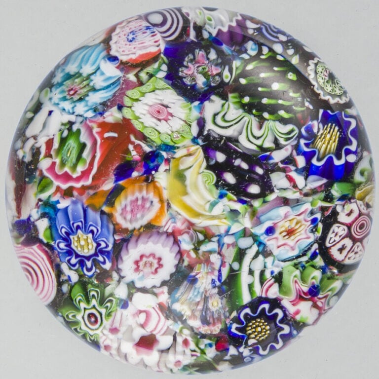 Clichy. Presse-papiers à motif de millefiori de cannes polychromes en pêle-mêle…
