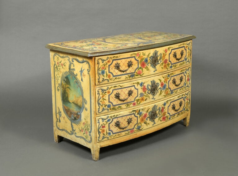Commode en bois de sapin laqué crème à façade légèrement galbée, ouvrant à troi…