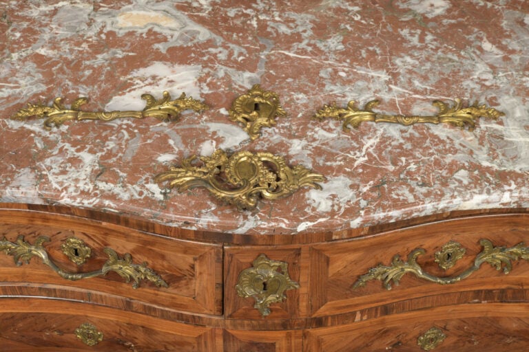 Commode tombeau galbée toutes faces en bois de placage à décor de marqueterie d…