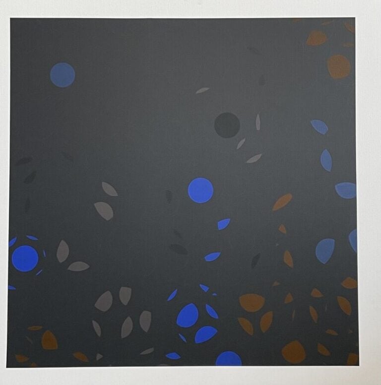 Composition, cercles bleus , forme grise, marron, noire, rouge sur fond gris an…