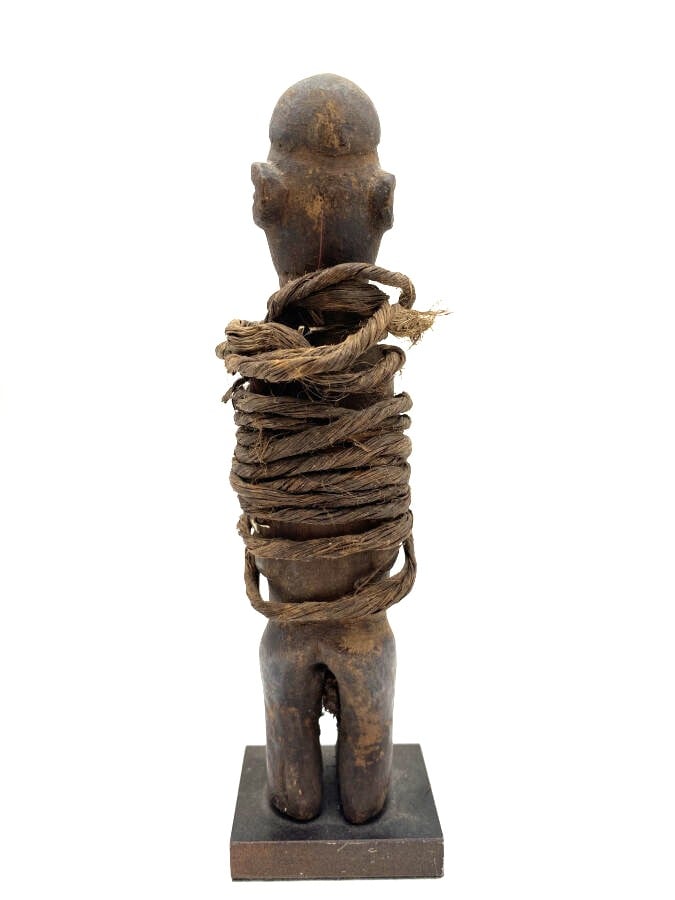 CONGO. Fétiche en bois patiné et liens. - Hauteur : 18 cm