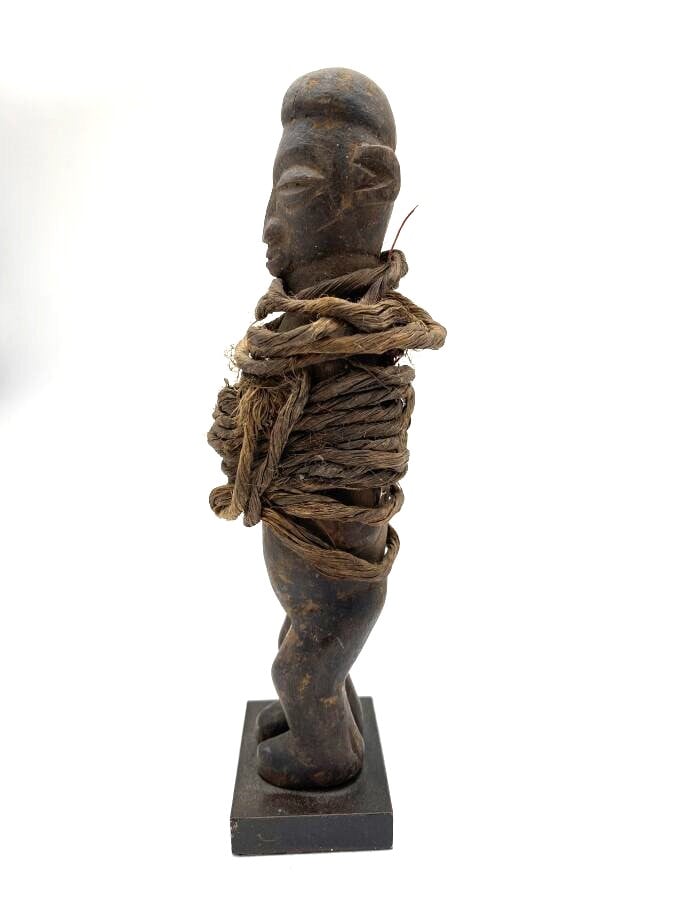 CONGO. Fétiche en bois patiné et liens. - Hauteur : 18 cm