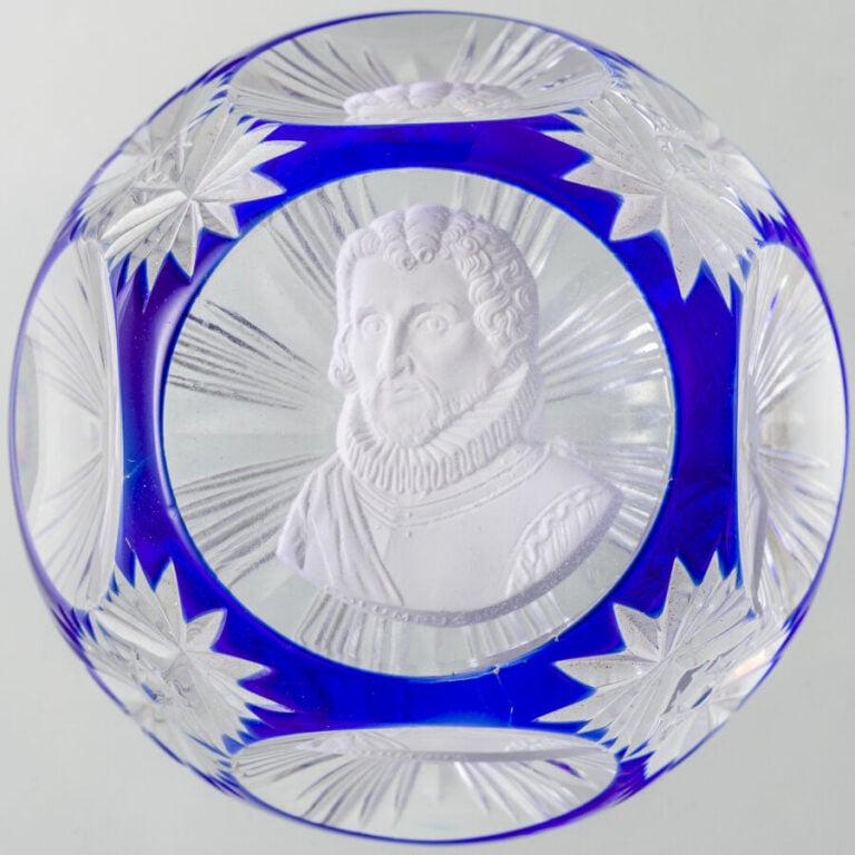 Cristal d'Albret. Presse-papiers overlay bleu orné d'un cristallo-cérame représ…