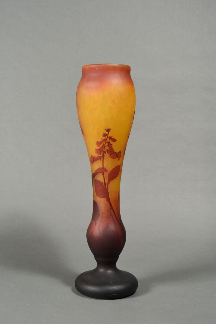 DAUM Nancy - Important vase en verre doublé à décor dégagé à l'acide de fleurs…