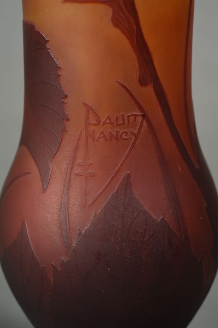 DAUM Nancy - Important vase en verre doublé à décor dégagé à l'acide de fleurs…