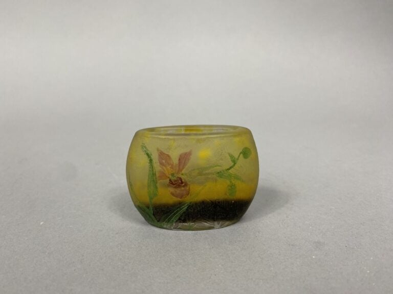 DAUM NANCY - Petit vase en verre doublé à décor dégagé à l'acide de motifs flor…