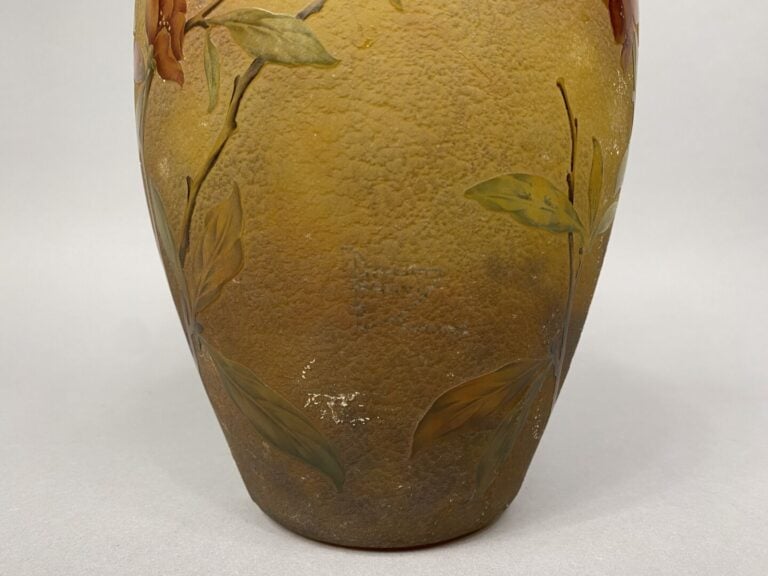 DAUM Nancy - Vase de forme ovoïde en verre doublé à décor dégagé à l'acide de f…