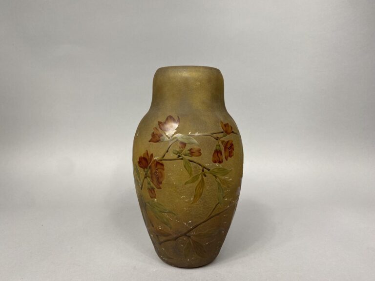 DAUM Nancy - Vase de forme ovoïde en verre doublé à décor dégagé à l'acide de f…