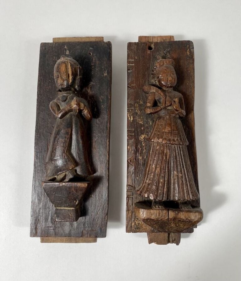 Deux éléments en bois sculpté dans le goût indonésien représentant des personna…