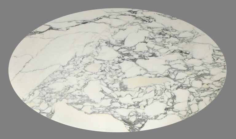 Eero SAARINEN, d'après - Table de salle à manger, plateau en marbre, piètement…