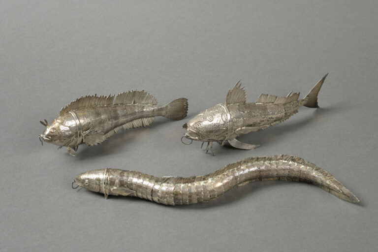 Ensemble de trois poissons articulés en argent (800) pouvant former bourse, la…