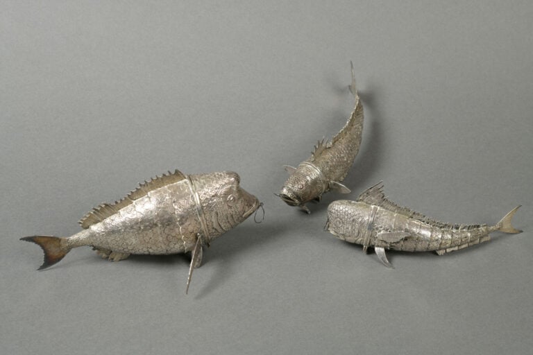 Ensemble de trois poissons articulés en argent (800) pouvant former bourse, la…