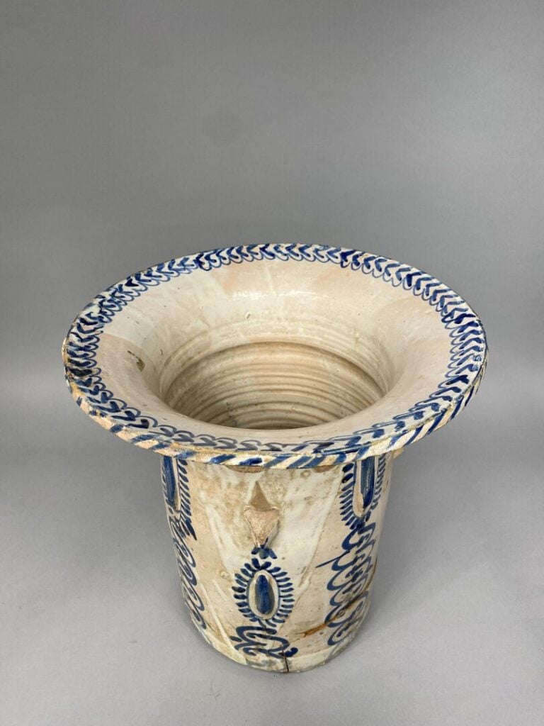 ESPAGNE, Aragon - "Don Diego" en faïence à décor en camaïeu bleu de motifs styl…