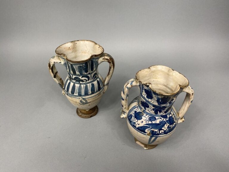 ESPAGNE, Aragon - Paire de vases balustre sur piédouche en faïence à décor en c…