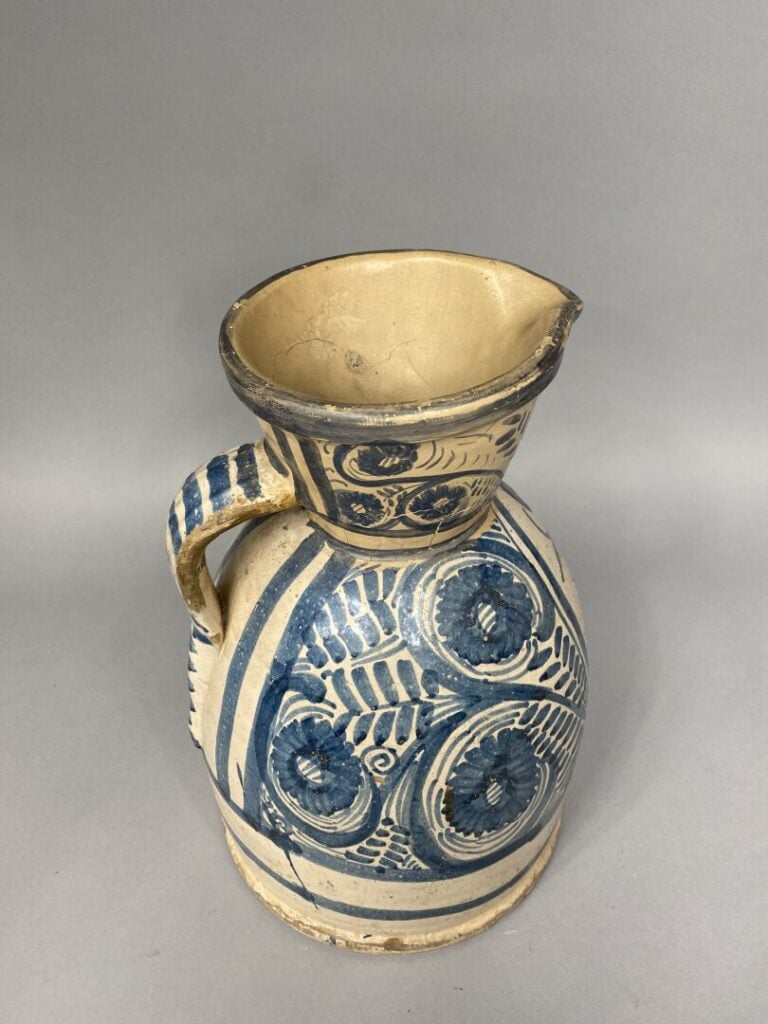 ESPAGNE, Aragon - Pot à fard en faîence à décor en camaîeu bleu de motifs styli…