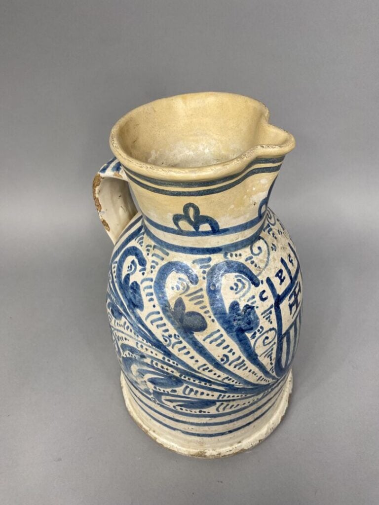 ESPAGNE, Aragon - Pot de fard en faîence à décor en camaîeu bleu d'inscritions…