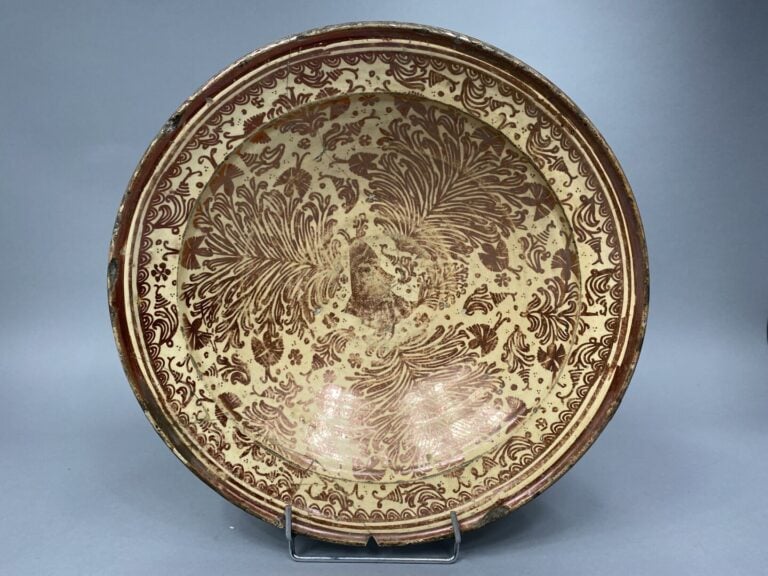 ESPAGNE, Manisès ou Valence - Grand plat sur talon en faïence lustrée à décor d…