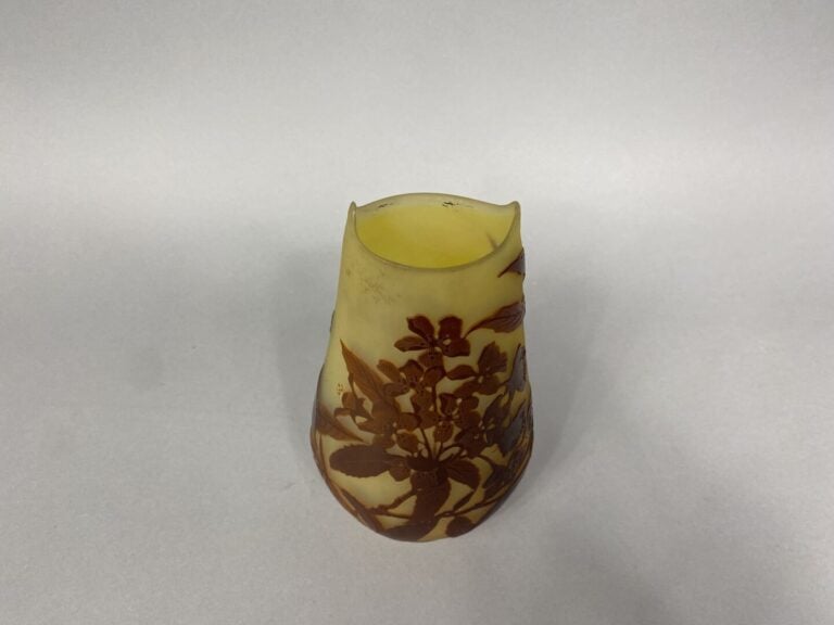 Etablissements GALLE - Vase à panse renflée et col pince en verre doublé à déco…