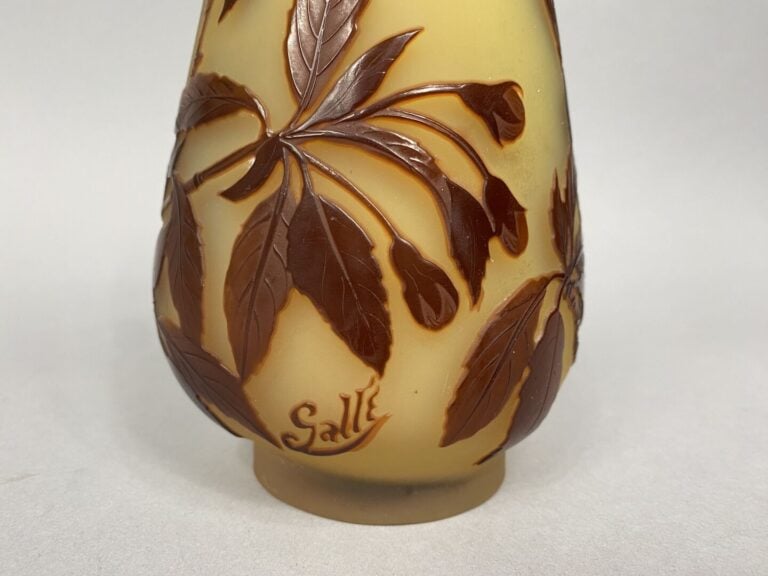 Etablissements GALLE - Vase à panse renflée et col pince en verre doublé à déco…