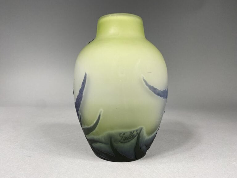 Etablissements GALLE - Vase en verre doublé à décor dégagé à l'acide de motifs…