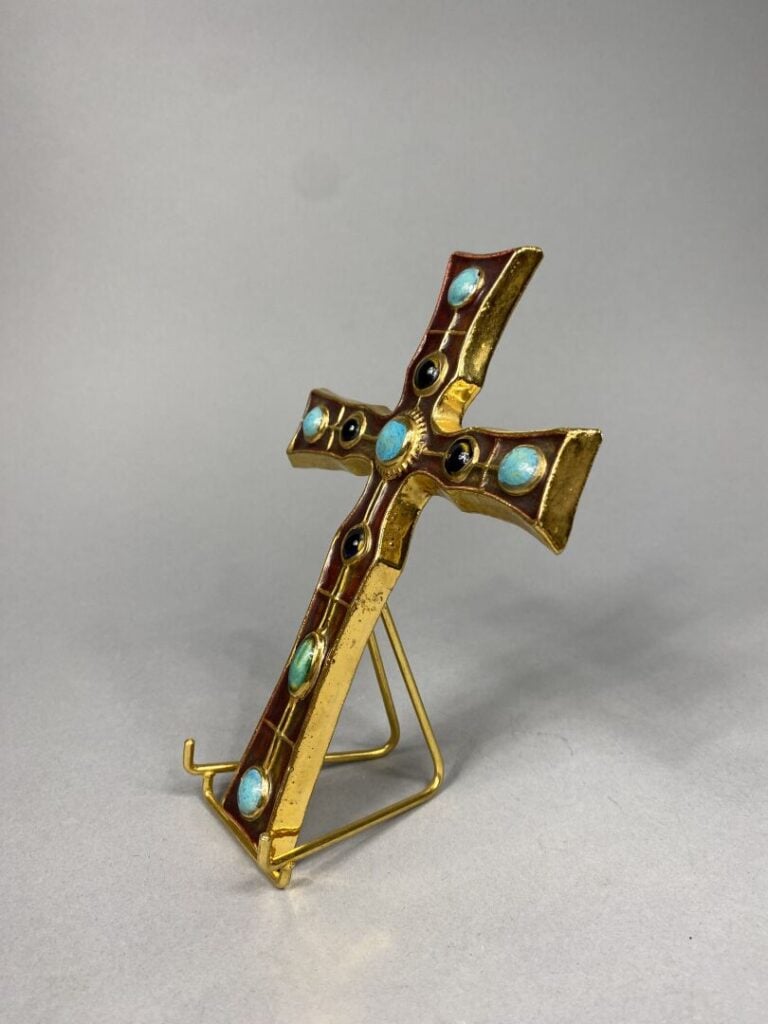 François LEMBO (1930-2013) - Croix en céramique polychrome et dorée à motifs de…