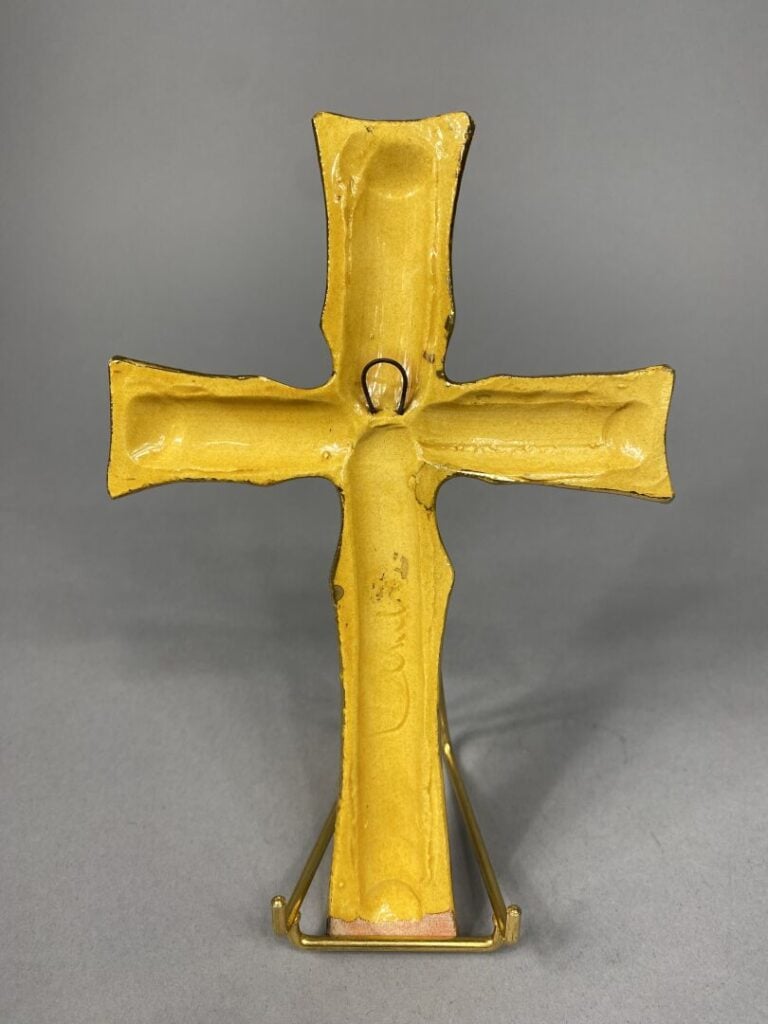 François LEMBO (1930-2013) - Croix en céramique polychrome et dorée à motifs de…
