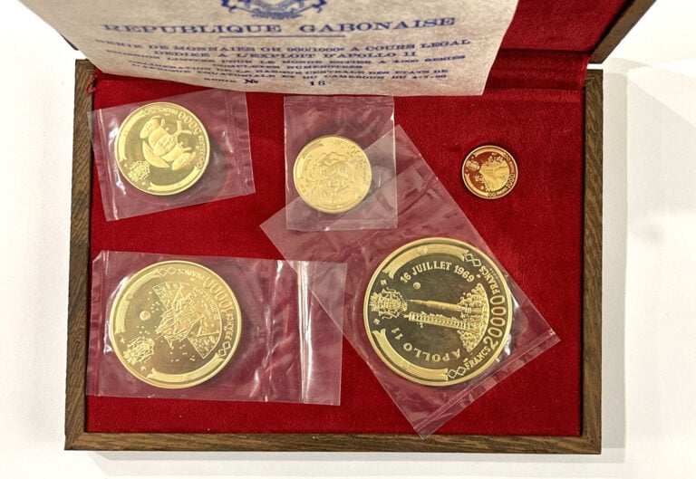 Gabon - République - Coffret comprenant cinq monnaies en or : - - Une 20 000 Fr…