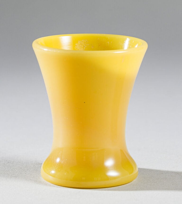 Godet en opaline de cristal jaune ambre. Epoque Restauration. Haut. 6,2 cm.
